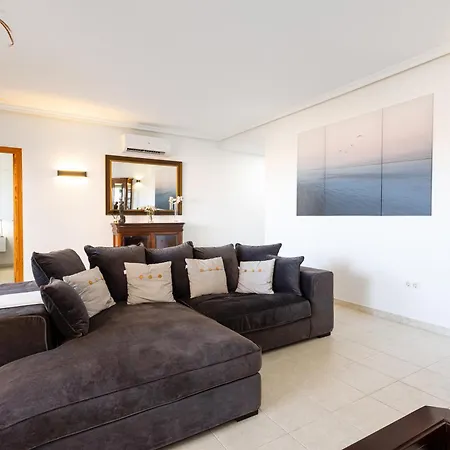 Cozy Deluxe Holiday Home In El Higueron דירה